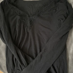 Intimissimi tröja - Helt oanvänd pågrund av att den inte passade mig i storleken, super skönt material och super snygg med spets detaljerna❣️