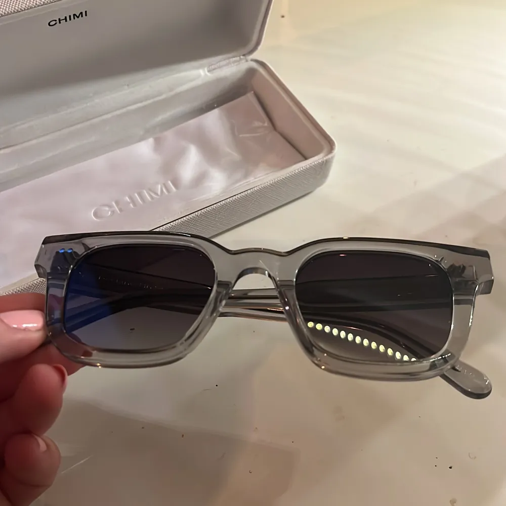 Ett par sprillans nya chimi glasögon i modell 04 färg grå. Jätte fina o bara testade på ett fåtal gånger. Säljer pga vill ha ett par andra och tiden för att lämna tillbaka gick ut. 💓. Accessoarer.