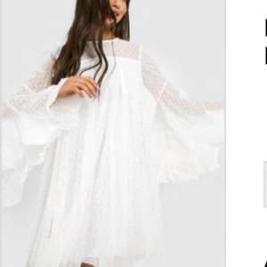 Säljer denna fina fina klänning som va tänkt till min student men jag har hittat en annan!! Helt oanvänd med lappar kvar❤️