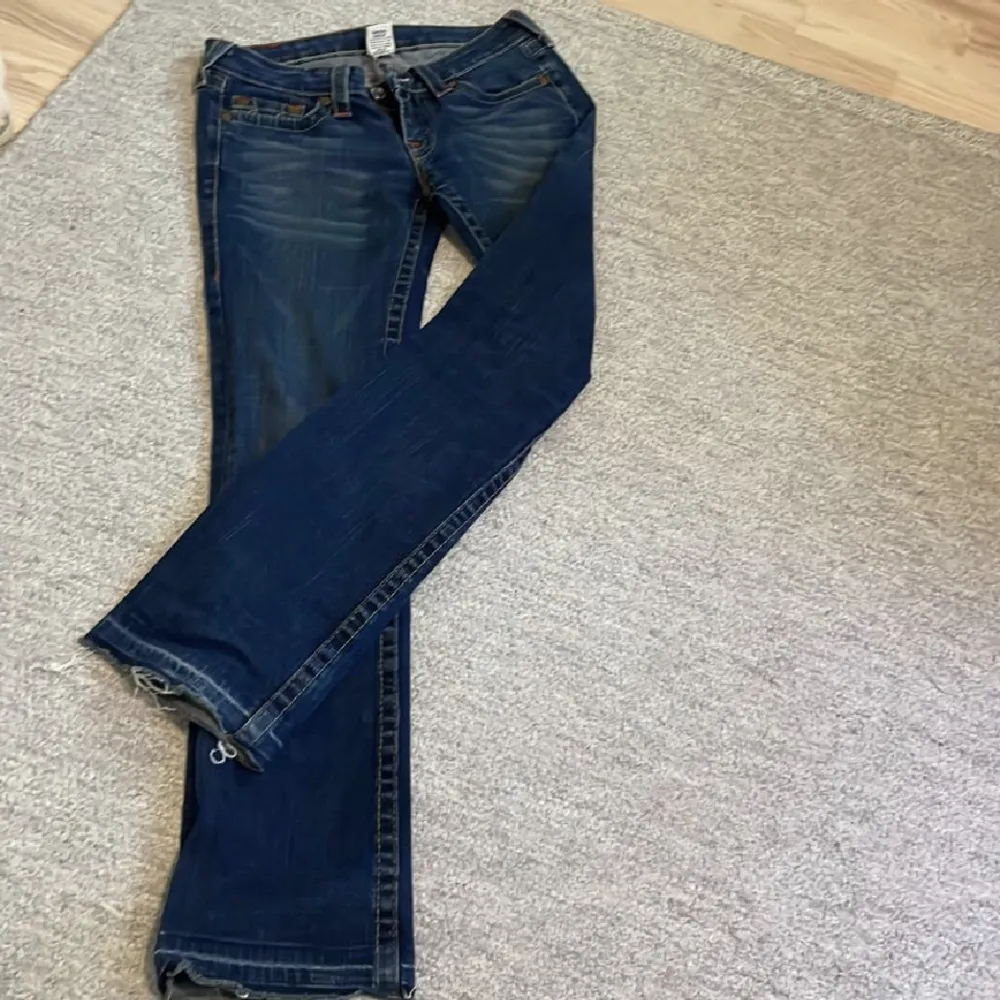 Ett par super snygga truereligion jeans med låg midja💕 innerbenslängden är 79cm och midjemåttet är 82cm🌸Jag är 165 cm lång och de passar perfekt i längden för mig, med och utan skor! 🌸. Jeans & Byxor.