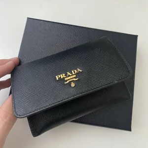 Prada plånbok - Säljer min prada plånbok. Fint använt skick. 