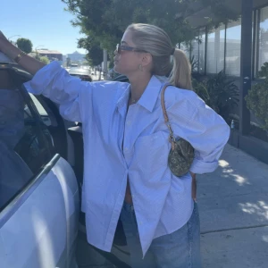 Djerf avenue skjorta - Intressekoll på min djerf avenue skjortan som inte kommit till användning. Nypris 1099kr💙