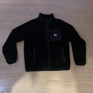 Carhartt fleecejacka  - Svart Carhartt fleecejacka. Bra skick. Nypris 1900. Kan skicka fler bilder. 