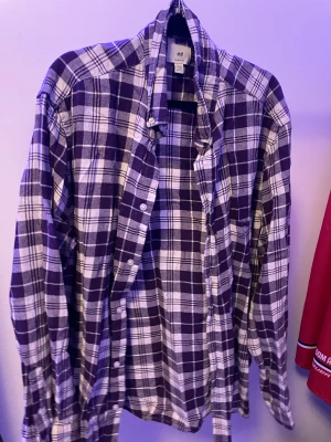 Flanellskjorta - Lila och vit flanellskjorta