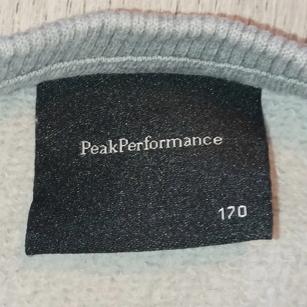 Säljer en peak performance hoodie. Har använt den ca 5 gånger. Har ej kvittot.. Hoodies.