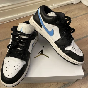 Jordans 1 low - Säljer dessa as feta Jordan low som är i fint skick. Modellen heter black university blue White. Köptes på Restocks för 1900kr i våras💙 storlek 39! Skriv för fler detaljerade bilder! Kan mötas upp i Stockholm annars står köparen för frakt💙💙boxen ingår!