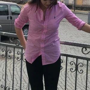 Rosa Ralph Lauren skjorta  - Rosa-rutig Ralph Lauren skjorta, använd ett fåtal gånger💕