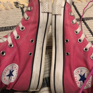 Rosa converse  - Knappt använda  Är för snå därav säljer ja dom