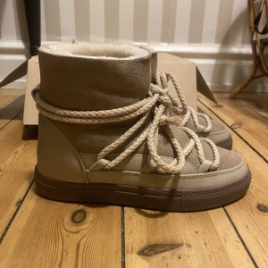 Inuikii skor - Helt nya inuikii endast använda en gång  köpt på Nk för 2700 har kvitto skriv för fler bilder💕om nån har i storleken 39 så kan jag byta!