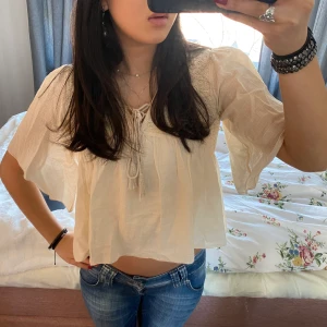 Blus - Supersöt blus som passar både till skola och fest! 