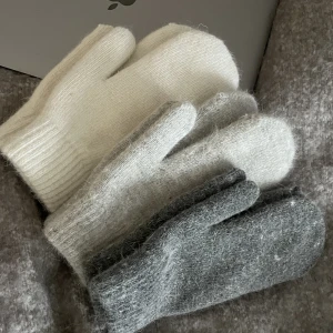 Stickade vantar - Utförsäljning!! Tidigare 169kr, nu 100kr, gäller så länge lagret räcker. Säljer till mitt och min kompis UF-företag💗