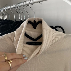 stickad tröja  - fett snygg stickad polotröja från veromoda som endast är använd en gång! skitsnygg i storlek S