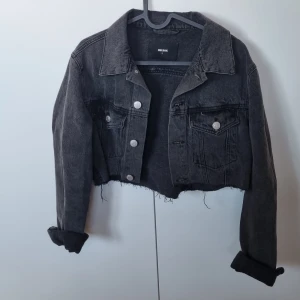 Jeansjacka, s - Fint skick, slutar vid magen.