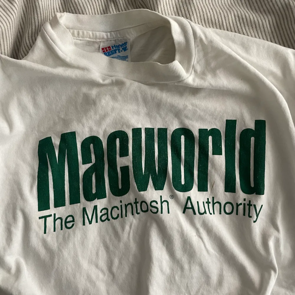 1990s Macworld ’Macintosh’ tishirt. Har några fläckar men syns knappt när man bär den. . T-shirts.