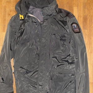 Parajumpers windbreaker - Parajumpers vindjacka använd fåtal gånger men fortfarande i nyskick 