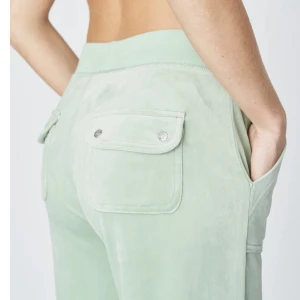 Mjukisbyxor - Så snygga juicy couture byxor - Classic Velour Del Ray Pant Greyed Jade!  Skriv privat för fler bilder.  De är i väldigt bra skick, nypris 1100kr💞