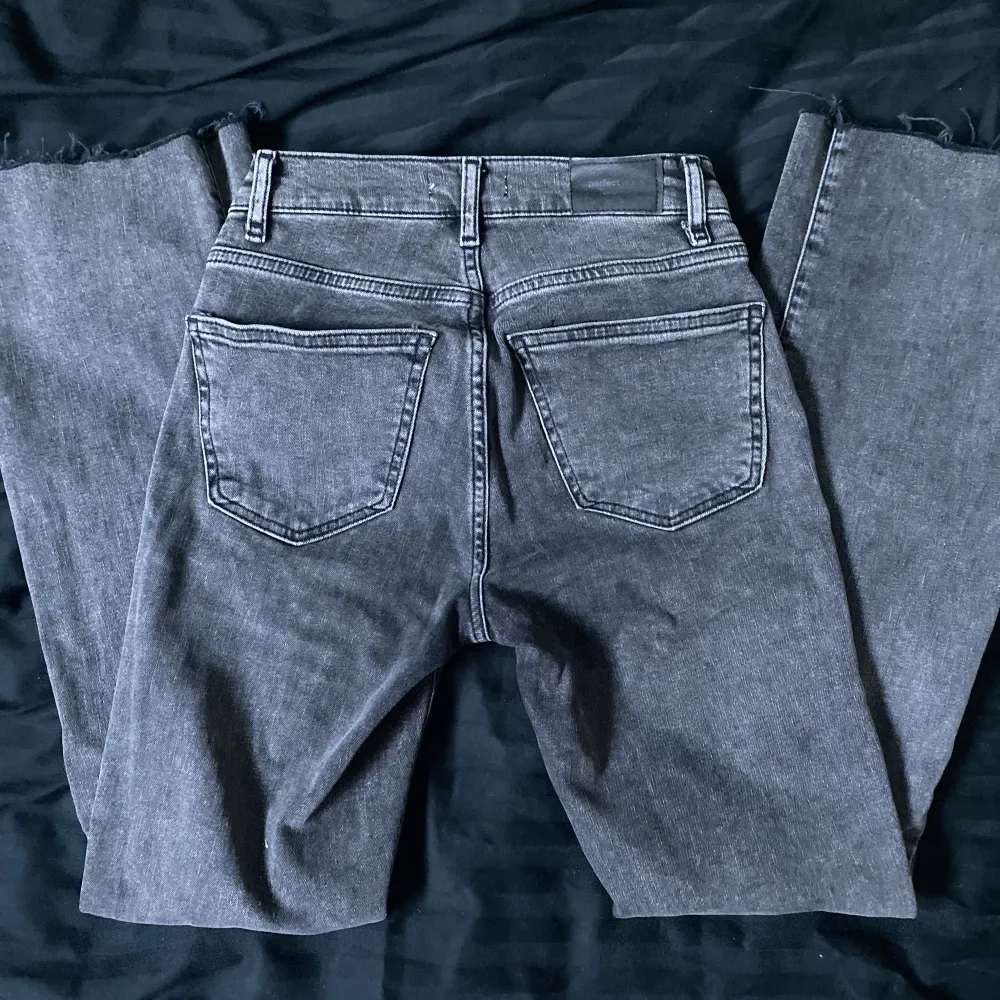 Säljer nu mina jätte fina lågmidjade bootcut jeans från ginatricot 💕 innerbenslängd: 73 cm midjemått: 32cm + stretch (jag har 35 cm och de passar perfekt) 💗. Jeans & Byxor.