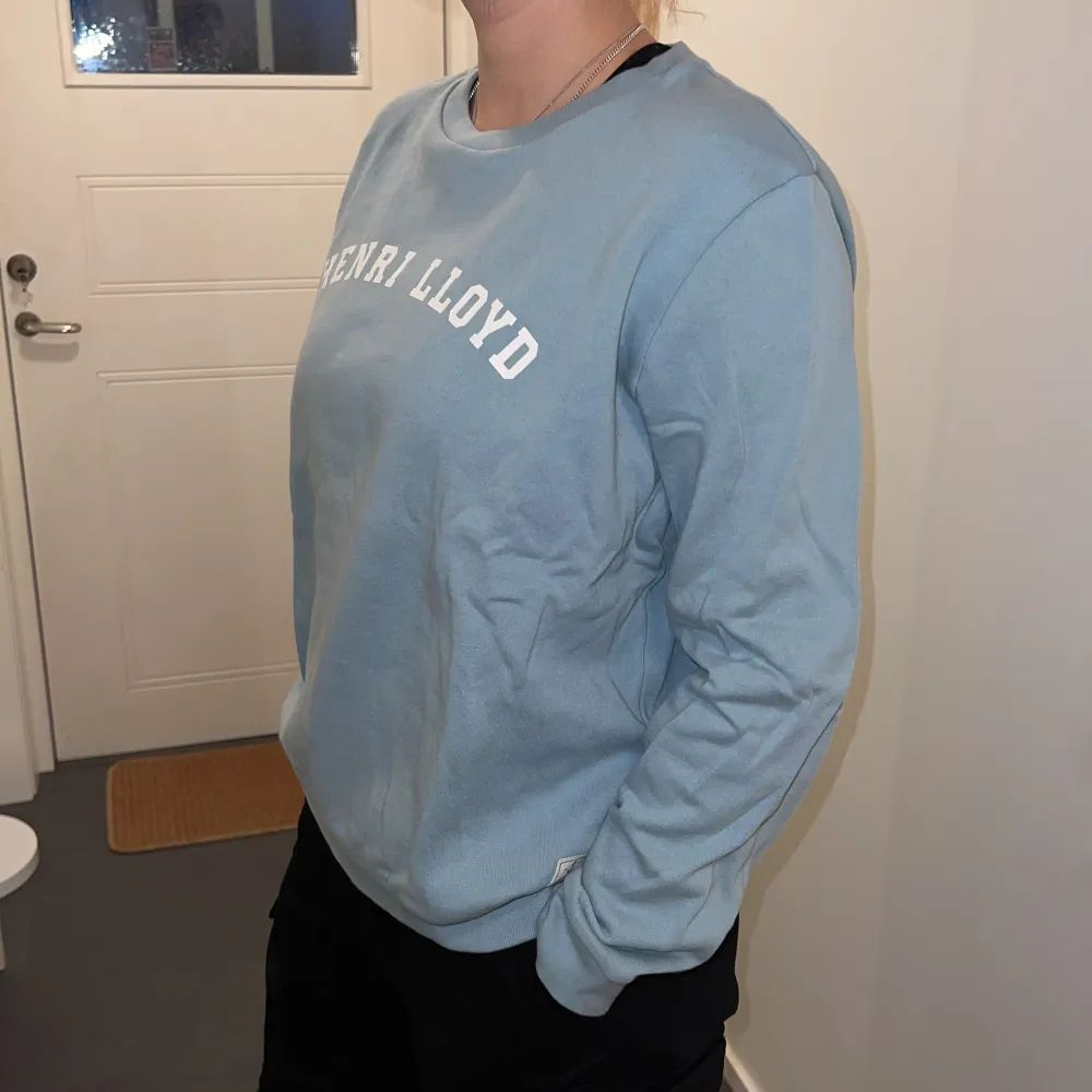 Oanvänd sweatshirt från Henry Lloyd.  Rensar ur min garderob inför våren 🌼. Kika och se om du ser något mer i min profil som du gillar så skickar jag med allt i samma paket! 🤩. Tröjor & Koftor.