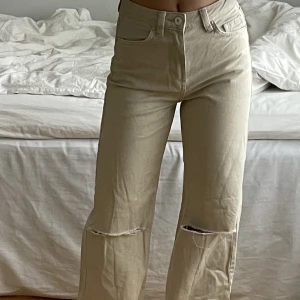 Vida jeans, bershka - Söta beiga o vida jeans som inte kommer till användning för mig. Dom är i stl 34 Köparen står för frakt<3