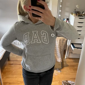 Gap hoodie - Säljer denna hoodie i storlek s. Inga synliga tecken av andvändning❤️ köparen står för frakten