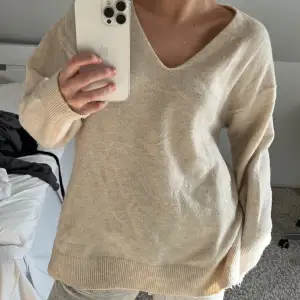 Jätte jätte fin oversized stickad tröja i begie! Köptes på H&M och är helt oandvänd och känns helt ny💕