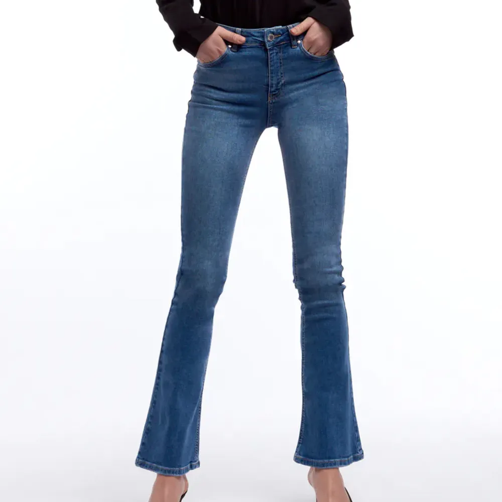 Från Gina Tricot - Natasha bootcut jeans som är slutsålda. Köpta för flera år sedan och är nu för små för mig, därav ingen bild där jag bär jeansen. Använd flertal gånger men inga synliga defekter. Storlek S men tycker de är rätt så små i storleken!. Jeans & Byxor.