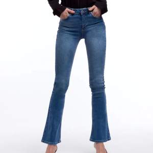 Från Gina Tricot - Natasha bootcut jeans som är slutsålda. Köpta för flera år sedan och är nu för små för mig, därav ingen bild där jag bär jeansen. Använd flertal gånger men inga synliga defekter. Storlek S men tycker de är rätt så små i storleken!