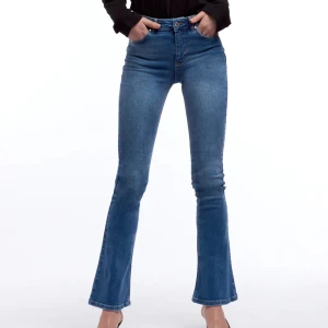 Gina Tricot Bootcut jeans - Från Gina Tricot - Natasha bootcut jeans som är slutsålda. Köpta för flera år sedan och är nu för små för mig, därav ingen bild där jag bär jeansen. Använd flertal gånger men inga synliga defekter. Storlek S men tycker de är rätt så små i storleken!