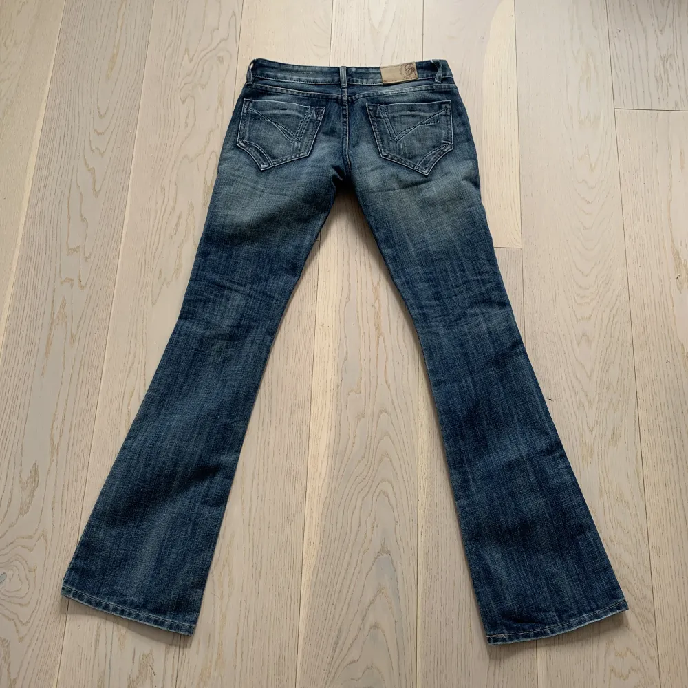 Lägger ut dessa as balla lågmidjade diesel jeans igen på grund av oseriös köpare! Dessa jeans passar påriktigt till ALLT! Innerbenslängden är 86 cm och midjemåttet är 85 cm🤍🤍 Hör av dig om du har några frågor💕 tryck ej på köp nu!. Jeans & Byxor.