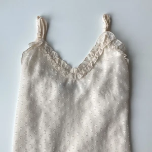 Vitt spetslinne  - Jätte fin spetslinne. Inte genomskinlig och jätte bra skick. Älskar den💘 Perfekt på sommarens tunn o skön☀️ Fler bilder privat oxå👌🏾