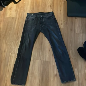 Jeans - Säljer par feta Levis jeans, har ingen användning av dem längre. Nypris 1200kr