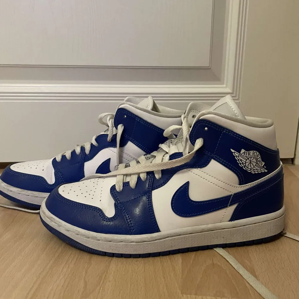 Air Jordan 1 Mid Kentucky Blue i storlek 39 köpta på Restock. Man får med lådan vid köp. Säljer pga av ingen användning. Använda max 5 gånger så i väldigt bra skick! Nypris : 3.330 Kr på Restock 💕 Du får gärna använda funktionen ”köp nu” 🥰. Skor.