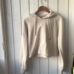 Hoodie - Säljer min fina beiga hoodie från Only.❤️ för att jag inte har använing av den längre!😻kontakta vid frågor eller bilder🫶🏼