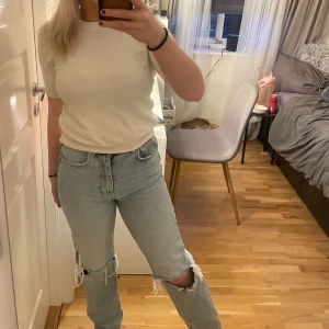 Jeans  - Säljer dessa jeans från Gina💕 då de inte kommer till någon användning. Skriv för fler bilder💞 köparen står för frakten 