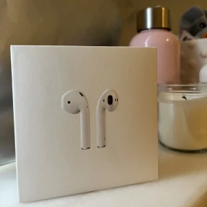 Airpods - Säljer mina älskade AirPods eftersom jag har köpt en nyare modell. Det finns defekter på fodralet samt att ljudet inte är det bästa längre, därav priset☺️Priset är även diskuterbart