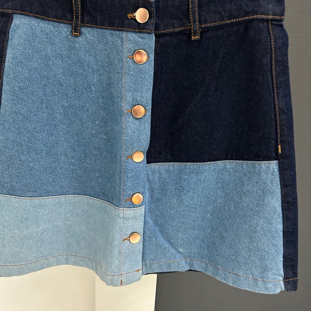 Jeans kjol aldrig använd köpte från H&M. Mix mellan ljus och marineblå. Normal i storlek. . Kjolar.