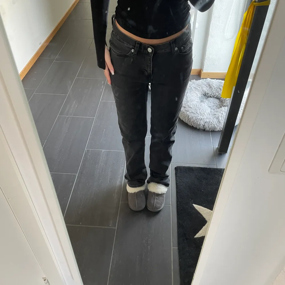 Säljer mina nya lågmidjade svarta jeans från weekday. Aldrig använt jätte fint skick men tyvärr för stora och för långa för mig ❤️. Jeans & Byxor.