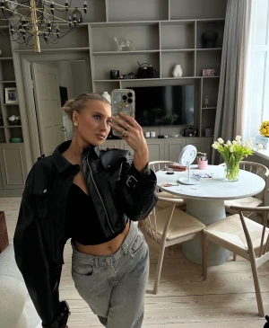 Croppad skinnjacka biker - Helt ny med lappar kvar. Helt rätt modell till våren 