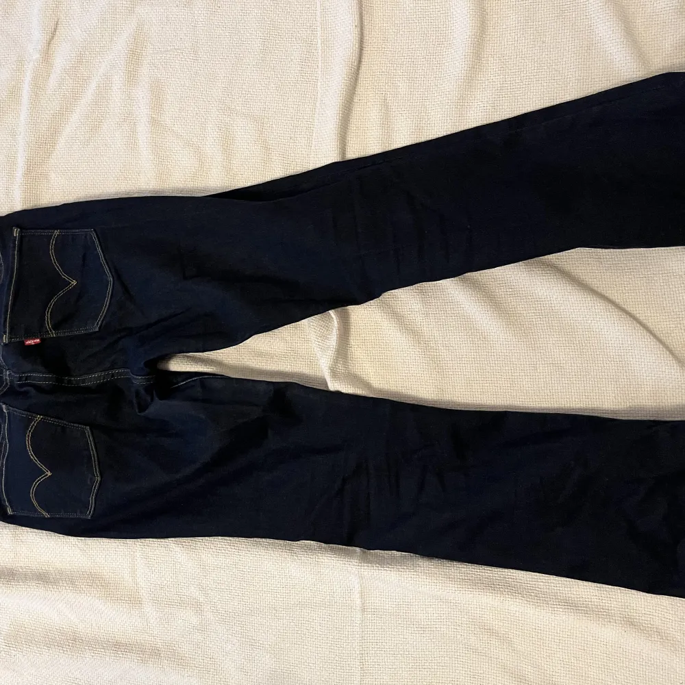 Ett bar mörkblåa bootcut levis med låg midja, väldigt y2k i stilen och ser bra ut på . Jeans & Byxor.
