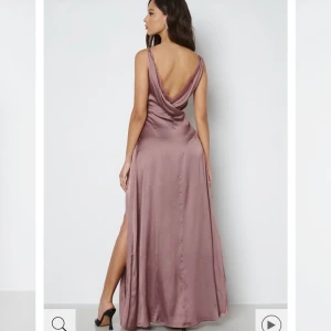 Balklänning - Superfin balklänning med öppen rygg från bubbleroom❤️‍🔥 Helt oanvänd med prislappen kvar. Finns ej att köpa längre på deras hemsida. Jag köpte den för 1199 men säljer betydligt billigare🥰 skriv för fler bilder   