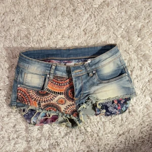Jeans shorts  - Säljer dessa coola lågmidjade Jeanshorts!😊