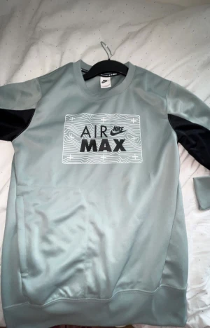 Nike air Max tröja grön  - Nike tröja grön. Helt ny aldrig använd , för liten 