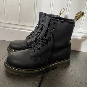 Dr. Martens 38 - Superfina dr martens som är sparsamt använda och därför i mycket bra skick. Plasten på skosnörena är lite slitna men ingen man tänker på!🤍