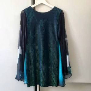 Holografisk klänning - Jättefin sagolik klänning, perfekt för tex utklädnad under halloween eller bara vill känna sig lite speciell!   stl. 34/xs