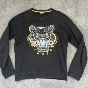Kenzo tröja  - Kenzo svart tiger crewneck  Storlek M (medium)  Lite smustsig men 10/10 skick  Nypris 3,300sek Kan mötas i Stockholm området eller shippa 