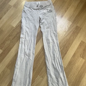 Lågmidjade mjukisbyxor - Lågmidjade mjukisbyxor i storlek xs. Är för långa för mig som är 164cm