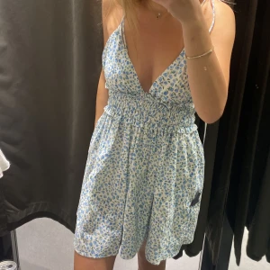 Klänning - Super söt klänning som är lägre i ryggen! Kommer inte till användning tyvärr! Storlek S, 320kr och köparen står för frakt🌸🌸