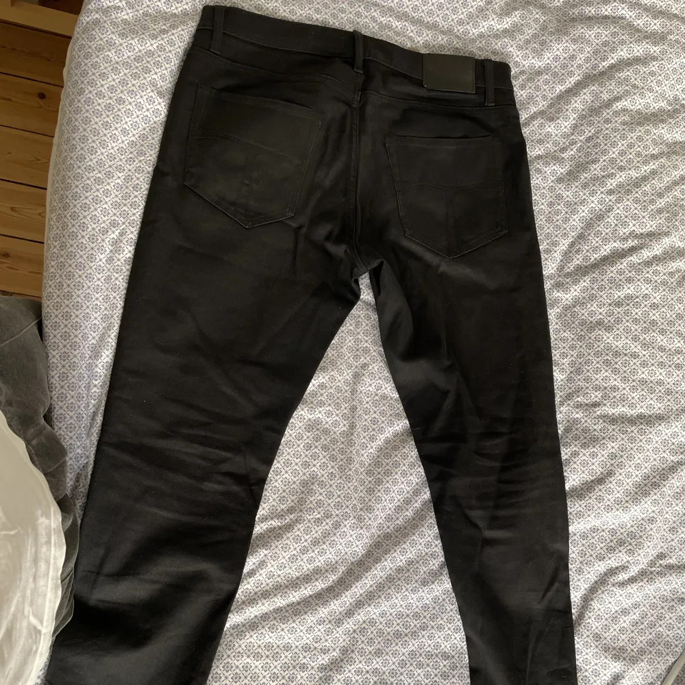 Svarta Tiger of Sweden-jeans. Knappt använda. Storlek 34W/32L. Raka ben / slim fit.. Jeans & Byxor.