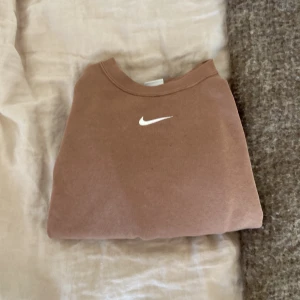 Nike hoodie - Säljer min Nike hoodie som inte används längre. Är i väldigt bra skick och köparen står för frakt:)🥰