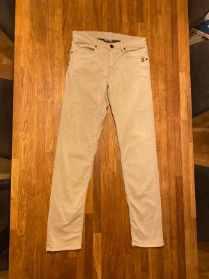 Sand chinos  - Säljer sand chinos i storlek 29/32. Dom har använts men är i väldigt bra skick. Passformen är slim-fit och nypris ligger på 2049 kr. Vid snabb affär kan pris diskuteras.